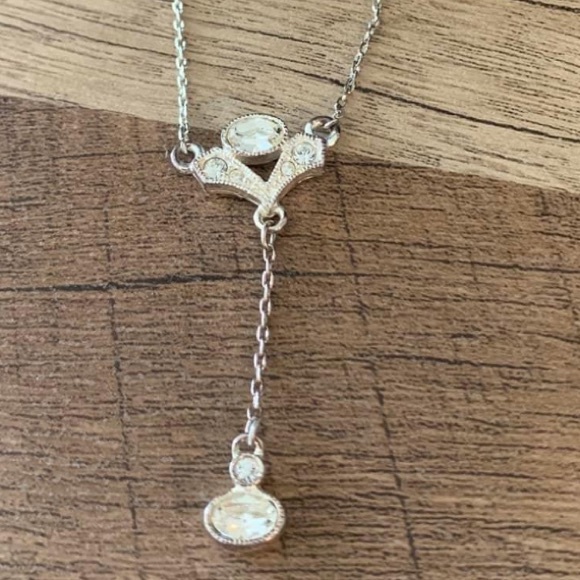 Beautiful Collarbone Length Sparkling Necklace - Picture 2 of 3